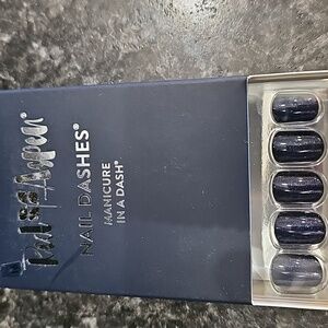 Red aspen glue on nails